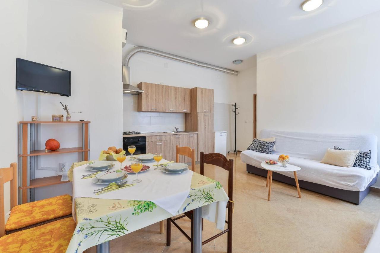 Apartments Lavanda 투라니 외부 사진